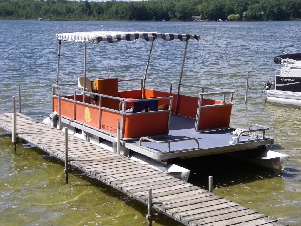 How to dock a pontoon boat in a slip